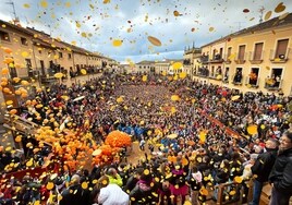 Ciudad Rodrigo (Salamanca) estalla en fiestas con el multitudinario de Campanazo del Carnaval del Toro