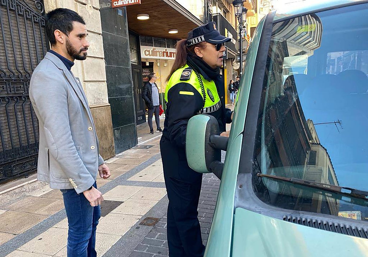 Imagen de archivo del concejal de Movilidad de Castellón, Cristian Ramírez, junto a una agente de la Policía Local