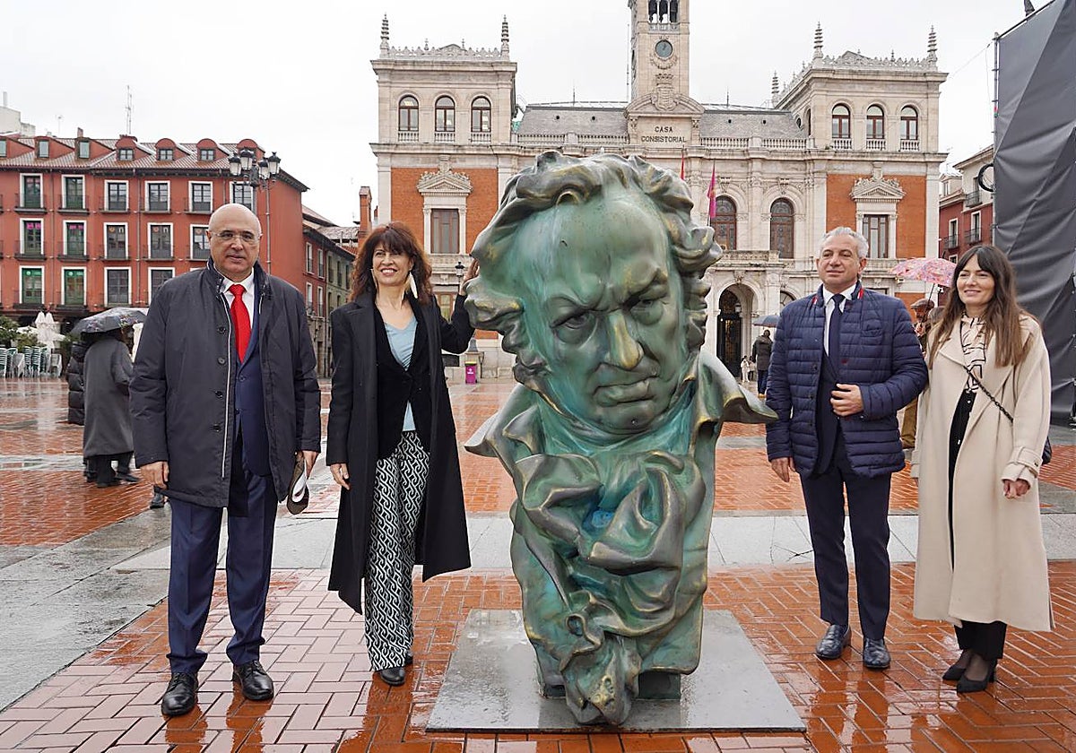 La ministra de Igualdad, Ana Redondo, junto a la estatua conmemorativa de la celebración de los Premios Goya acompañada del delegado del Gobierno Nicanor Sen y el subdelegado Jacinto Canales