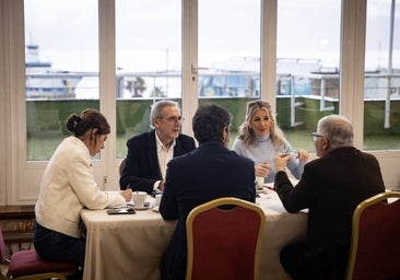 Díaz exhibe el apoyo de un exconselleiro del bipartito