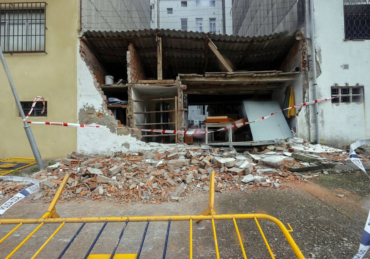 Pared derrumbada por el viento en un barrio de Ferrol