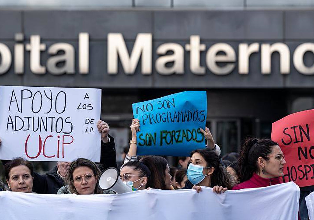 Manifestación de apoyo a los sanitarios que trabajan en la UCI Pediátrica de La Paz