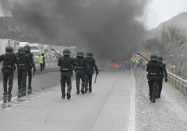 Cargas policiales y retenciones en la A-92 en un nuevo pulso de los agricultores de Granada