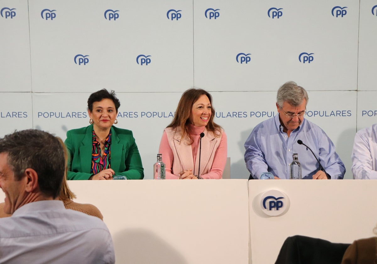 La presidenta del PP de Málaga, Patricia Navarro, en el centro, junto a la alcaldesa de Torremolinos, Margarita del Cid, y el alcalde de Estepona, José María García Urbano