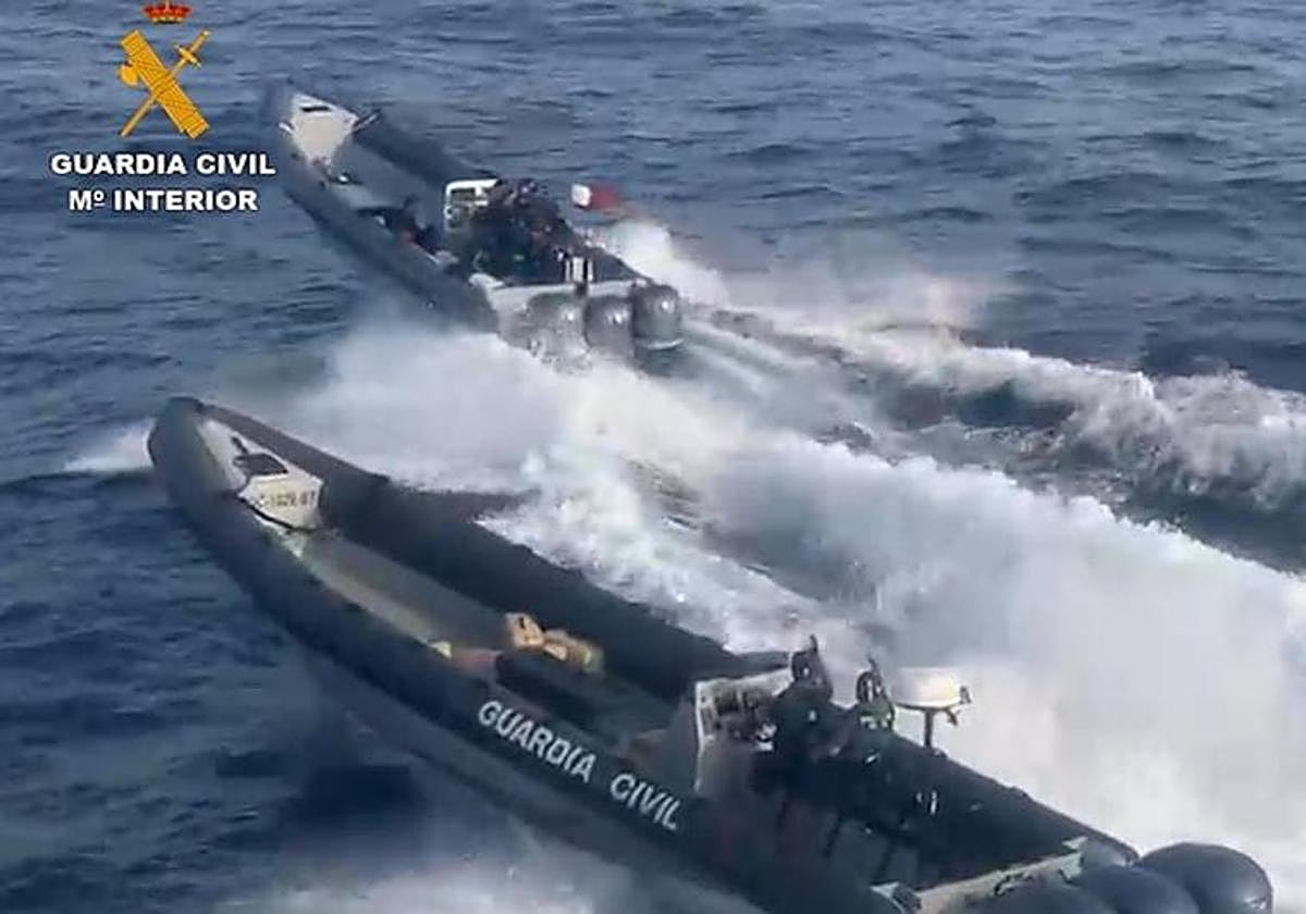 Lanchas de la Guardia Civil durante una persecución