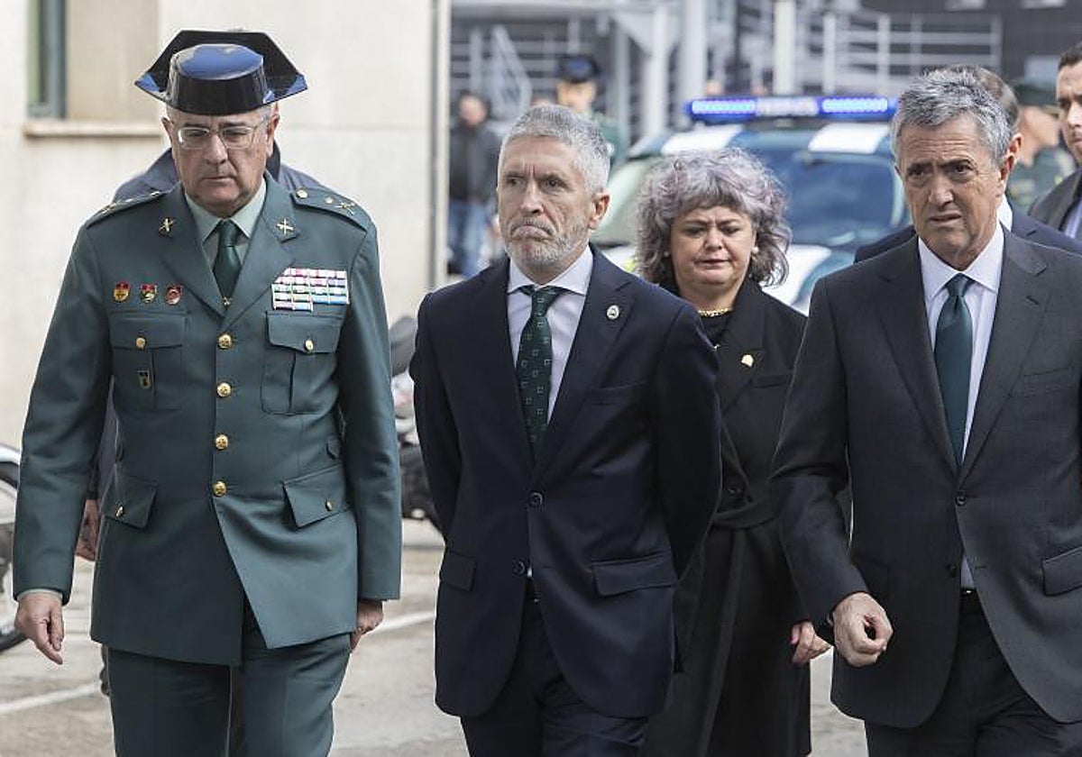 El ministro del Interior, Fernando Grande-Marlaska (c) a su llegada a la comandancia de la Guardia Civil en Cádiz