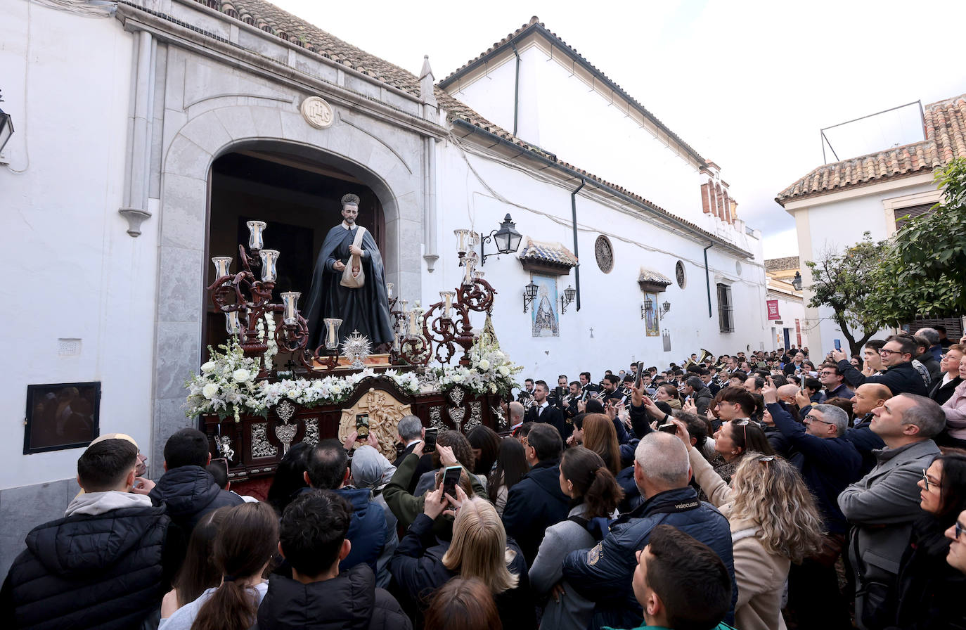 Fotos: La emocionante procesión del Padre Cristóbal en Córdoba