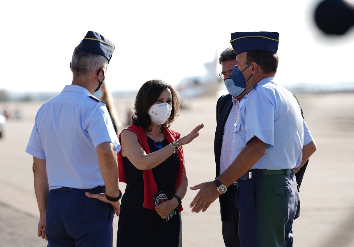 Margarita Robles en la llegada de un avión procedente de Kabul en agosto de 2021