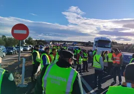 Los agricultores cortan la autovía A-3 en Valencia en su quinta jornada de protestas
