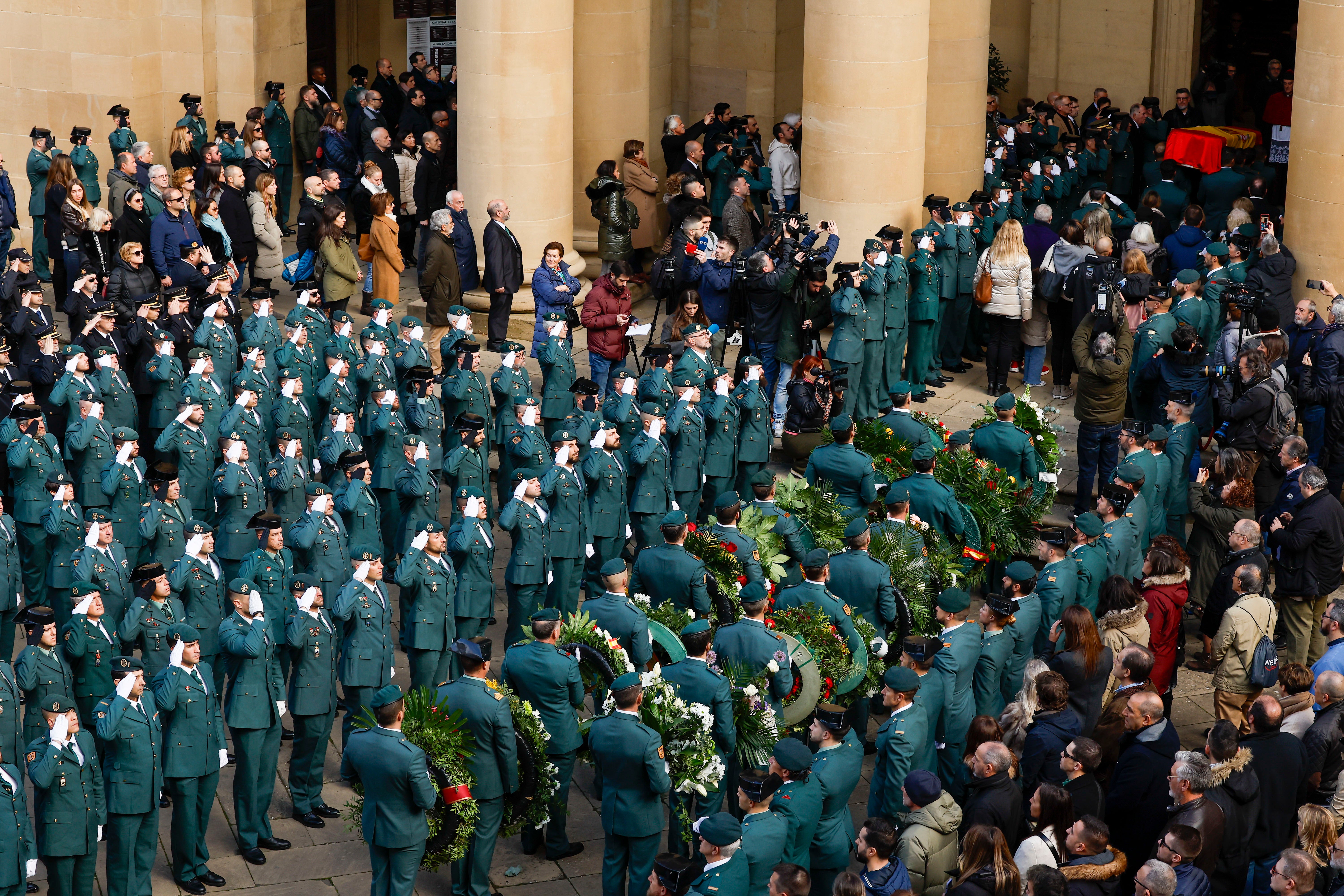 Funeral por el guardia civil David Pérez, donde sus compañeros forman y portan coronas de flores