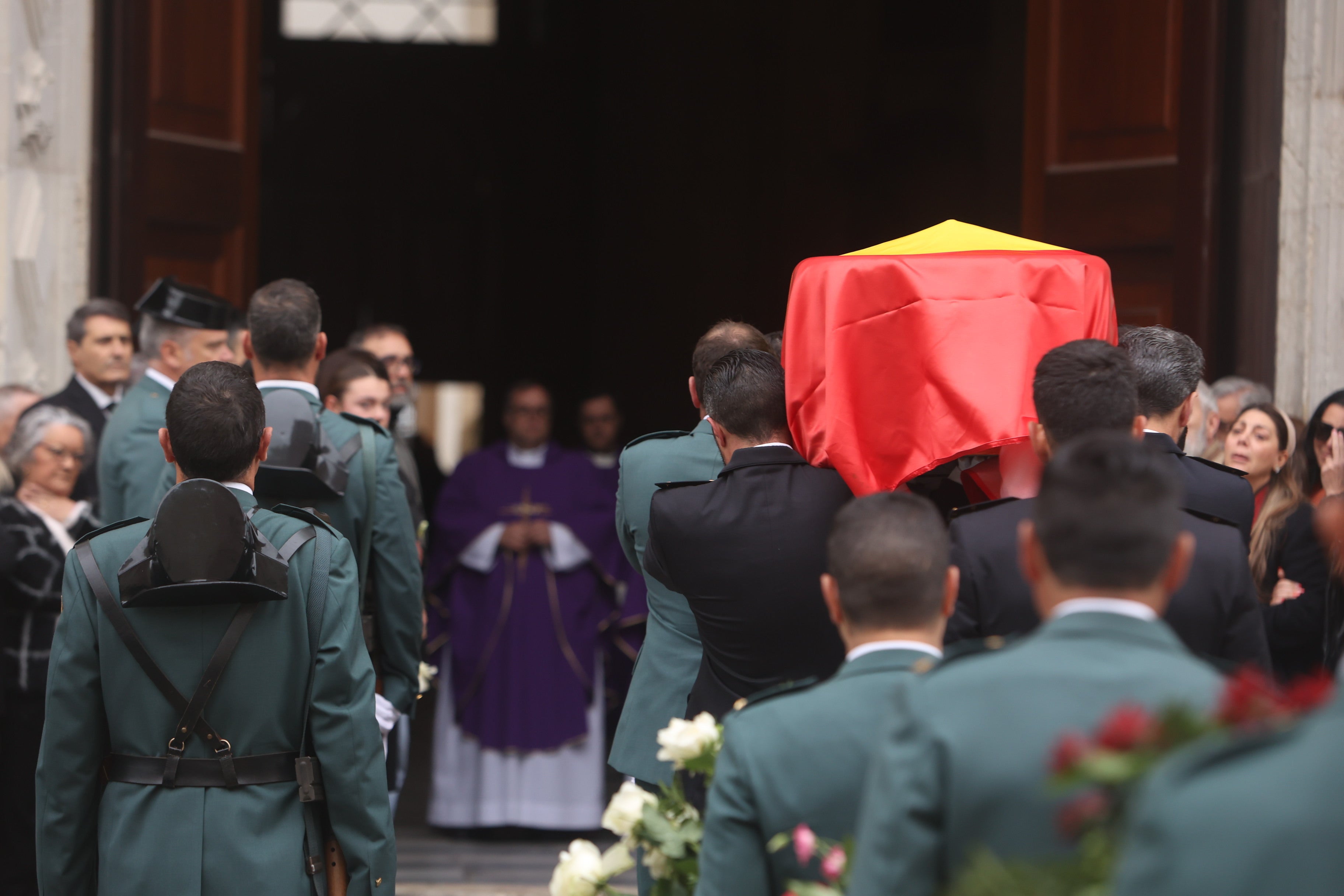 La Catedral de Cádiz acoge el funeral por los guardias civiles muertos en Barbate﻿