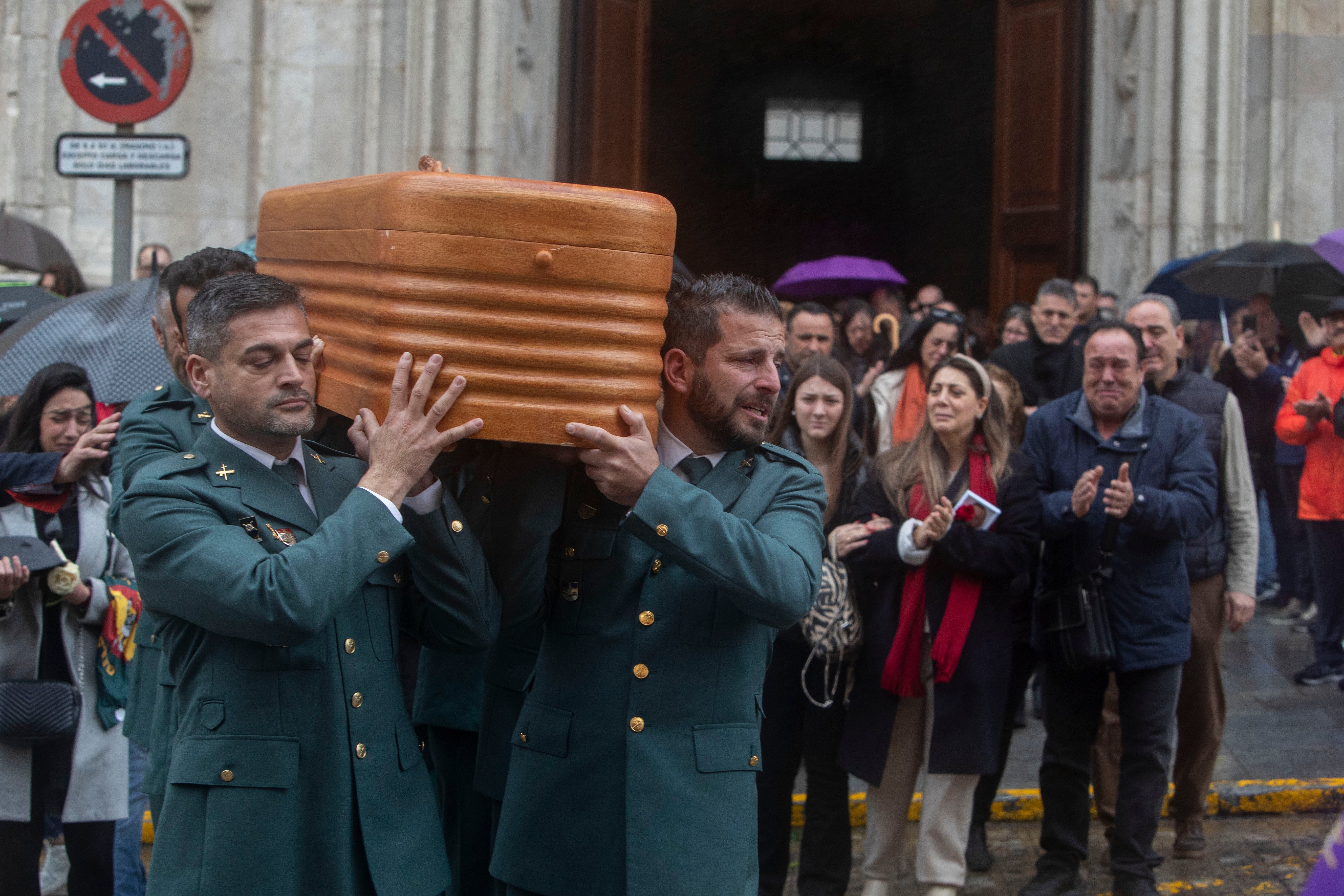 Llegada este domingo a la catedral de Cádiz del féretro con los restos de Miguel Ángel Gómez González, agente del grupo especial de actividades subacuáticas de la Guardia Civil