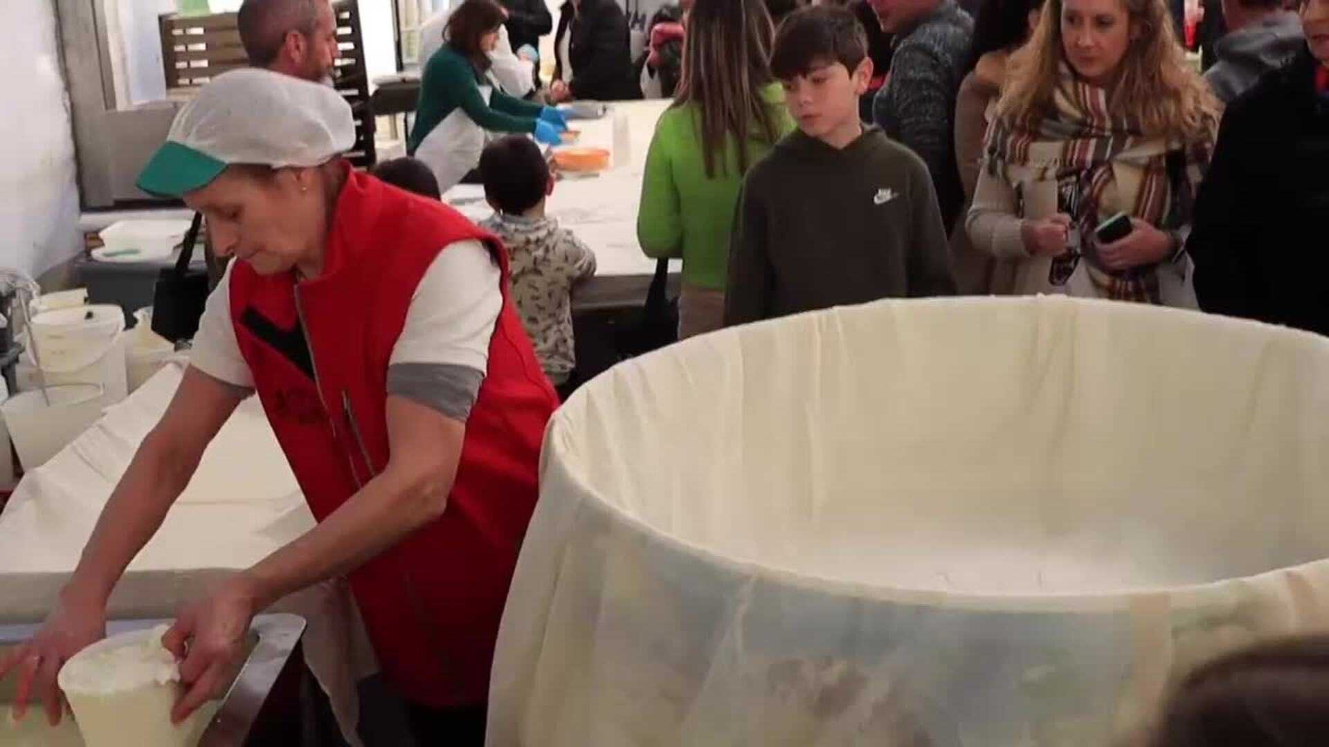 El municipio cántabro de Ruiloba bate el récord del queso fresco más grande de España