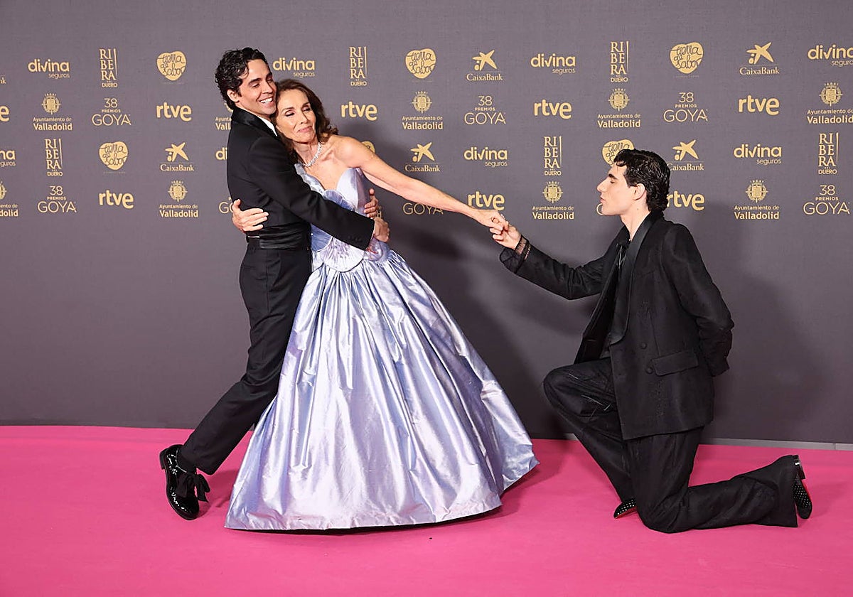 Los presentadores de la gala de los Goya, a su paso por la alfombra roja