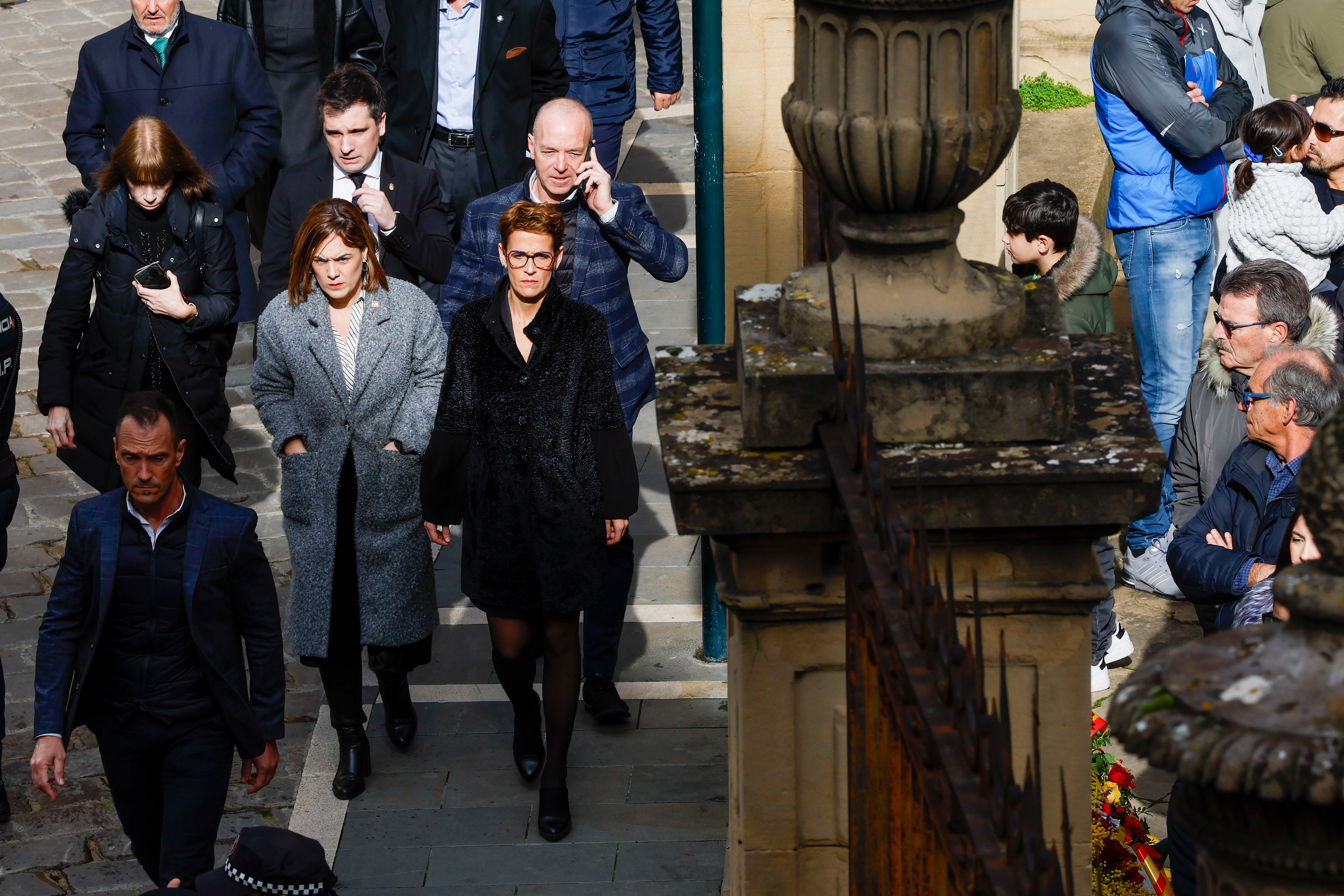La presidenta de Navarra, María Chivite (c) y la delegada del gobierno en Navarra, Alicia Echeverria (c-izda), asisten al funeral celebrado este domingo en Pamplona en memoria del guardia civil David Pérez Carracedo
