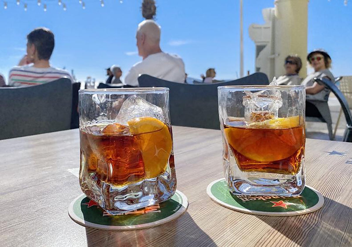 Dos consumiciones en la terraza de un bar, en imagen de archivo.