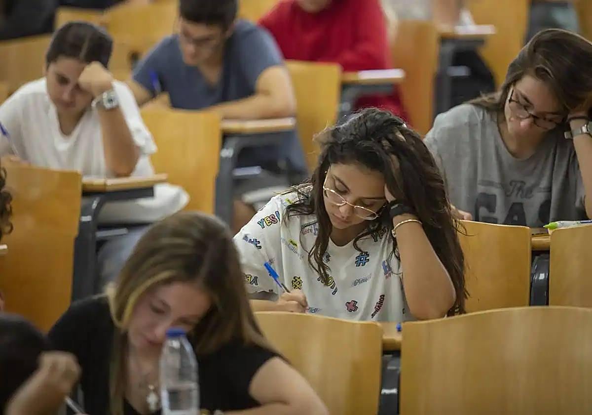 Estudiantes andaluces en plena prueba de acceso la Universidad