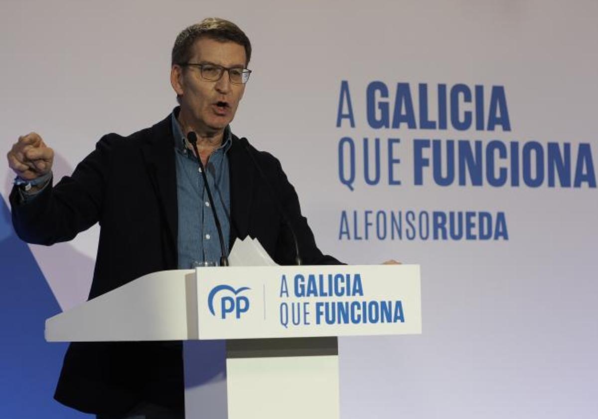 El presidente del PP, Alberto Núñez Feijóo interviene en un acto electoral en Sarria, Lugo, este sábado