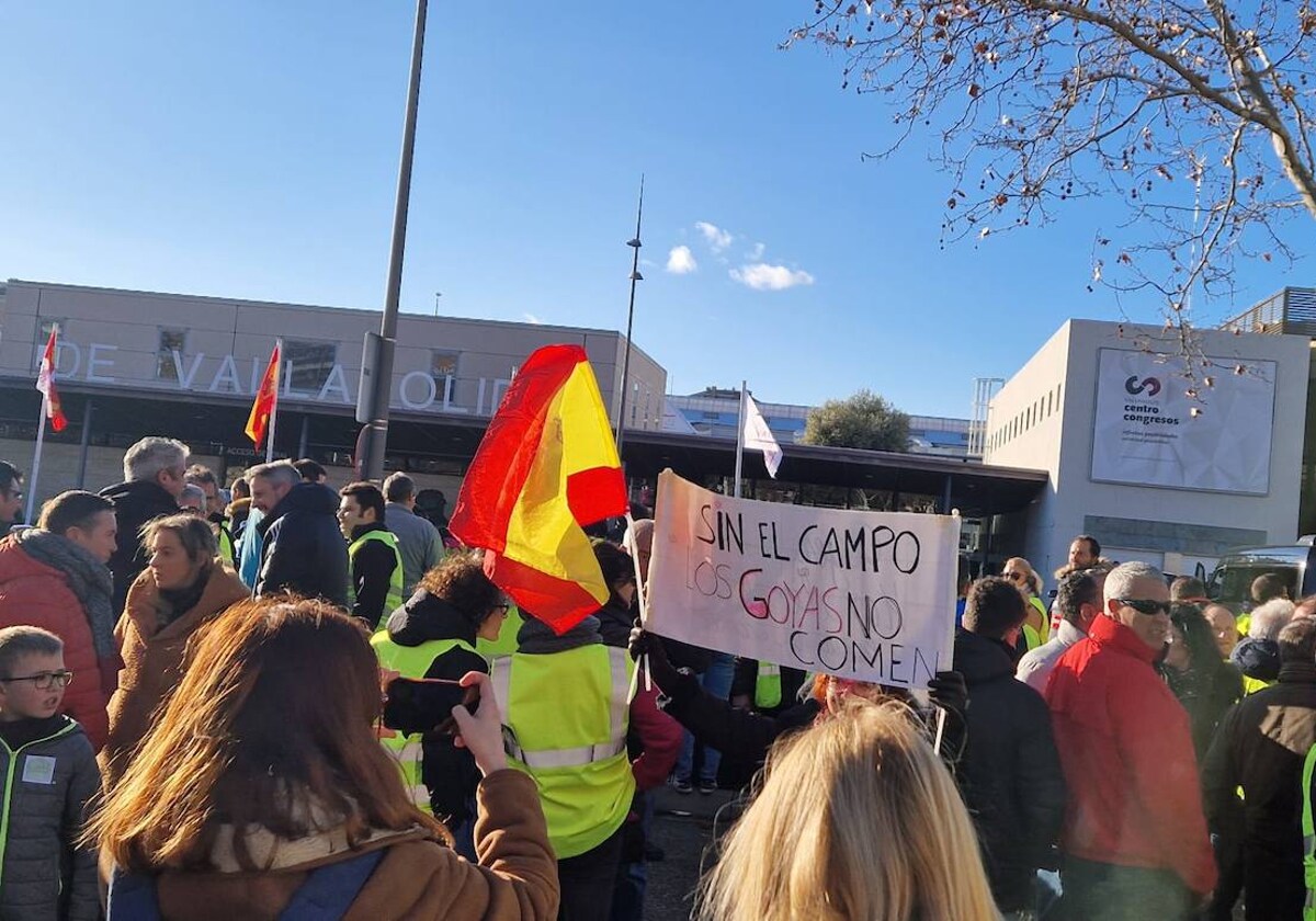 Agricultores y ganaderos frente a la Feria de Muestras de Valladolid