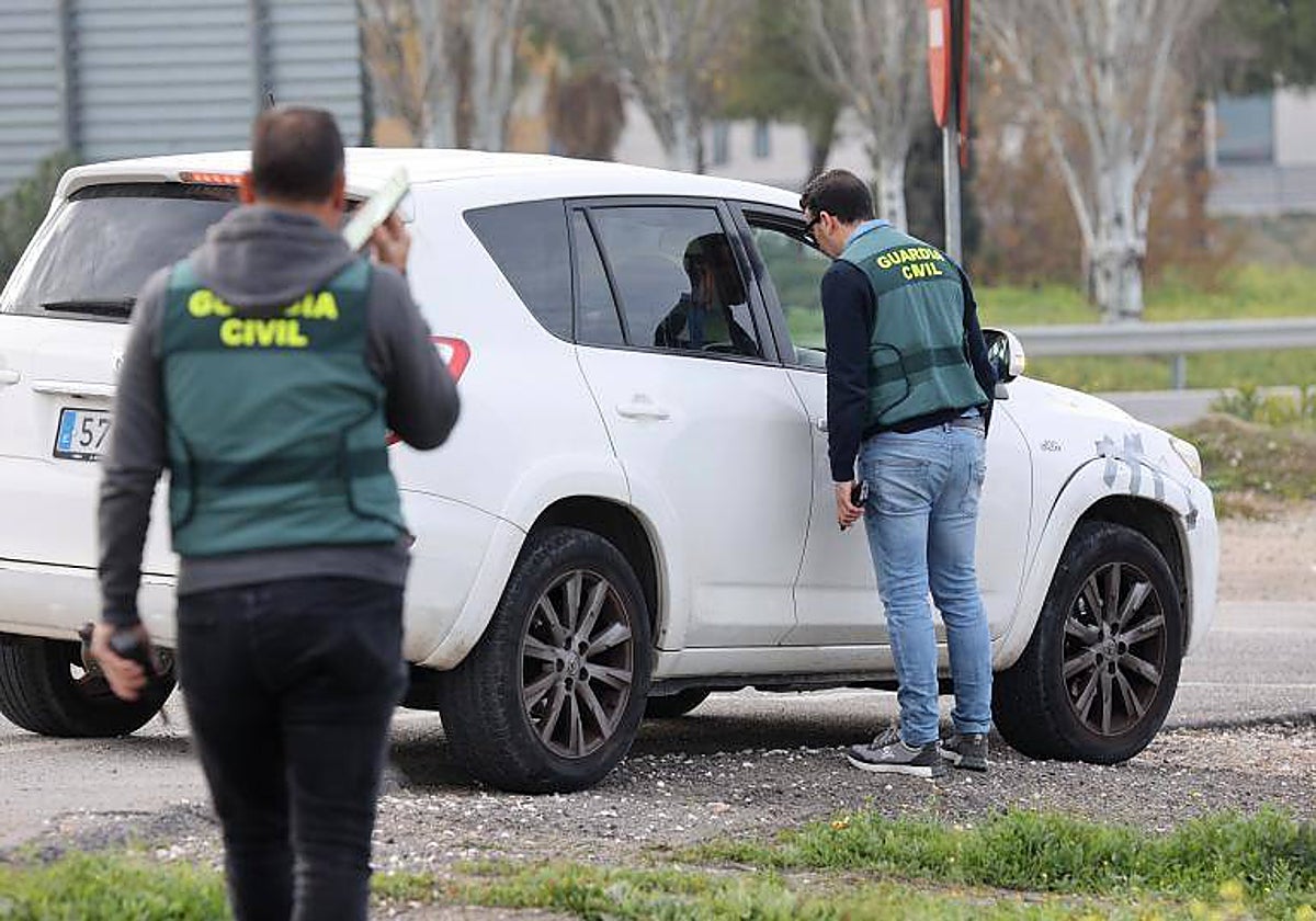 Dos agentes de la Guardia Civil en un operativo en Puente Genil