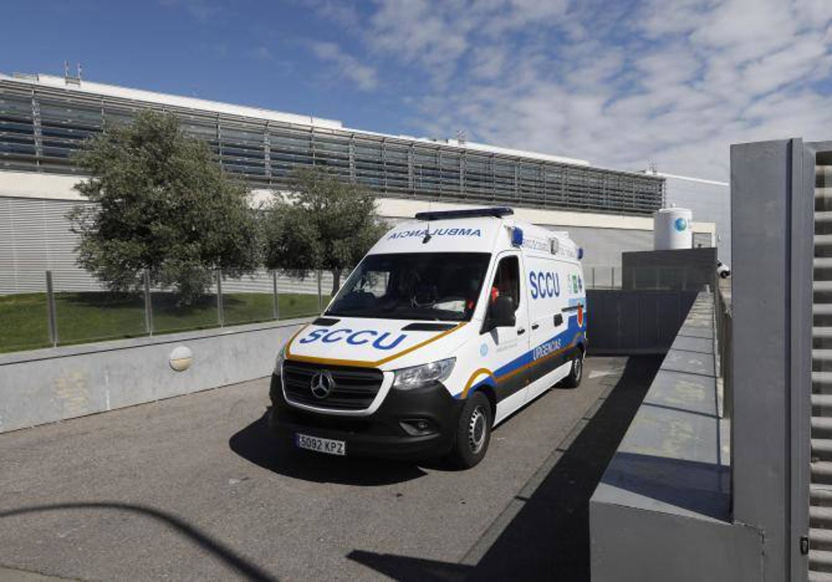 Una ambulancia en el centro de salud Castilla del Pino en Córdoba