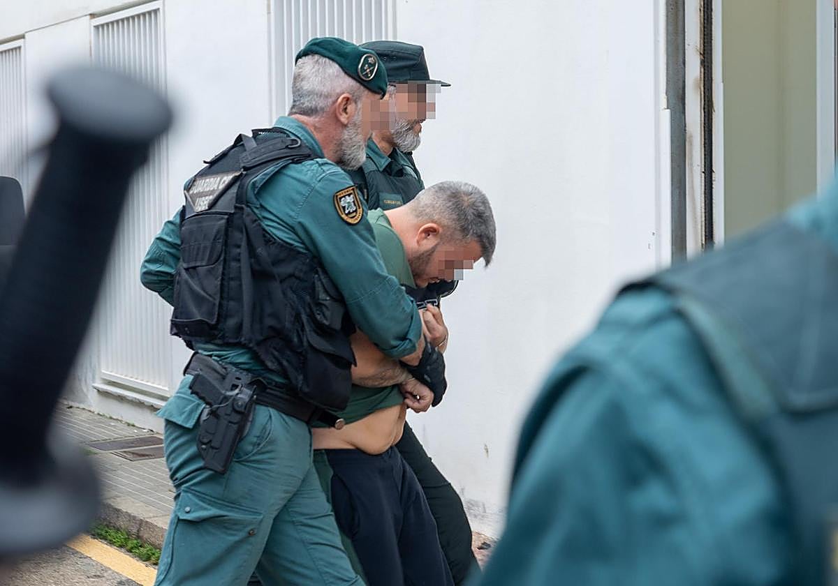 Uno de los detenidos, entrando en el Juzgado