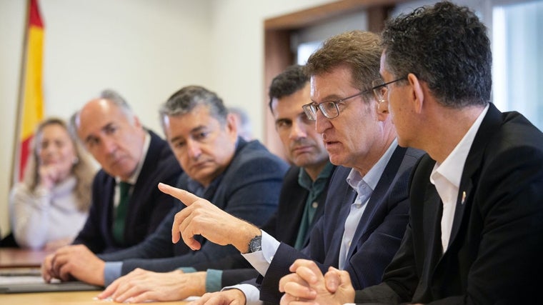 Alberto Núñez Feijóo en la reunión con los alcaldes
