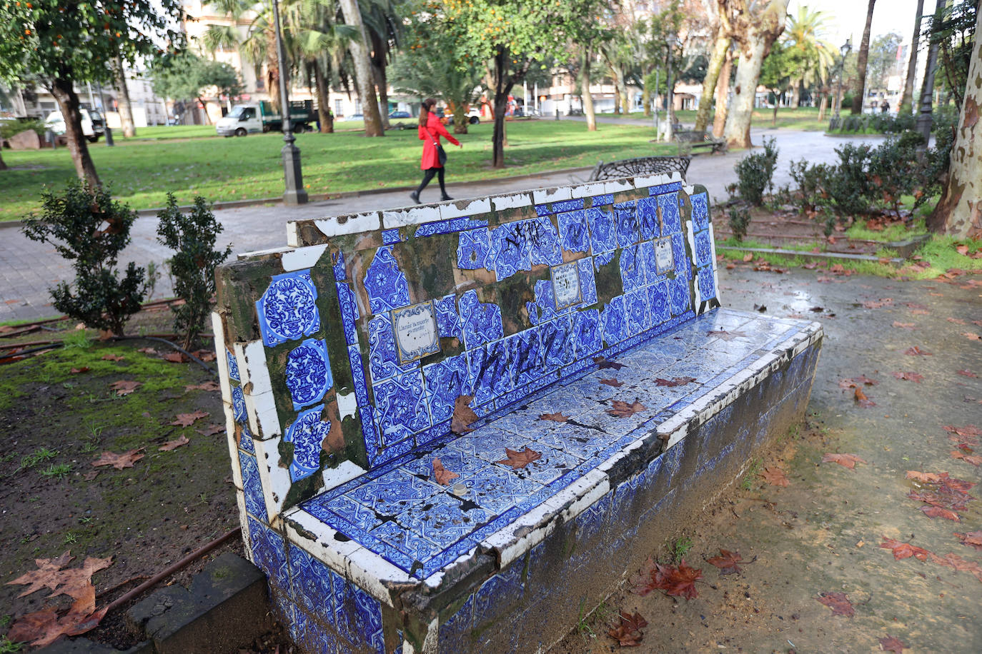 Fotos: el deterioro de los bancos de azulejos de los Jardines de los Patos en Córdoba