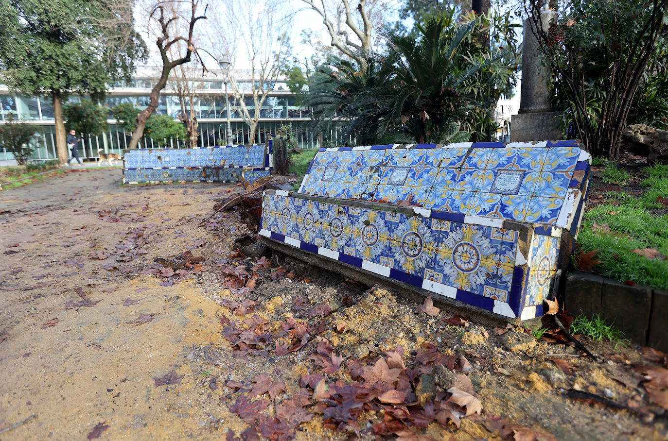 Fotos: el deterioro de los bancos de azulejos de los Jardines de los Patos en Córdoba