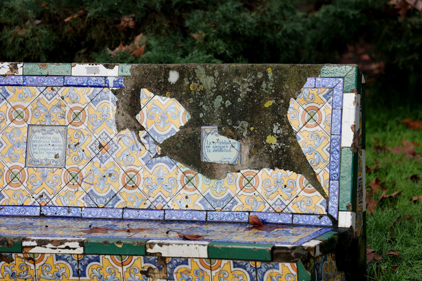 Fotos: el deterioro de los bancos de azulejos de los Jardines de los Patos en Córdoba