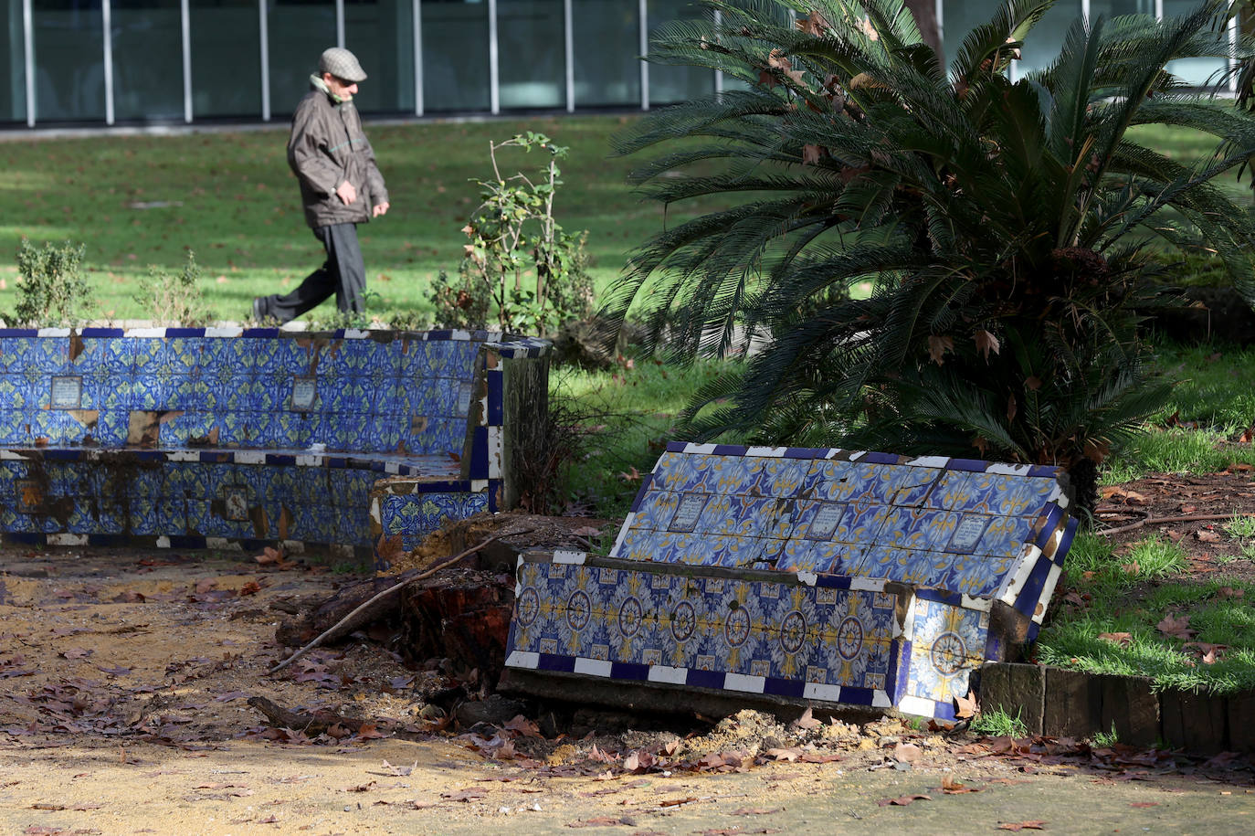 Fotos: el deterioro de los bancos de azulejos de los Jardines de los Patos en Córdoba