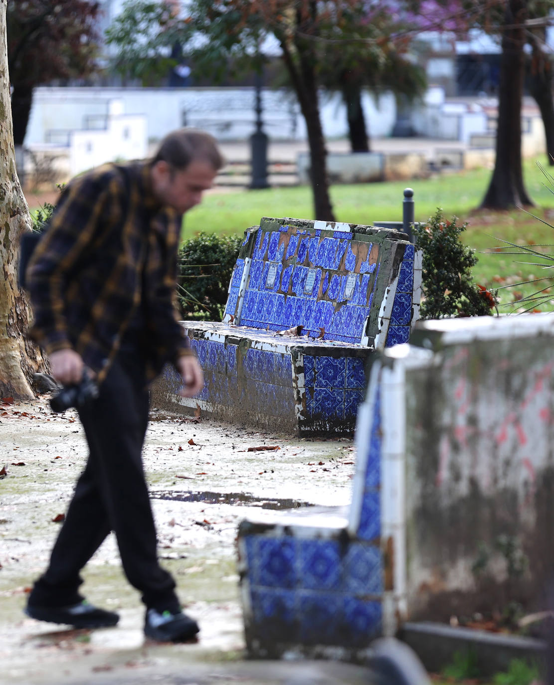 Fotos: el deterioro de los bancos de azulejos de los Jardines de los Patos en Córdoba