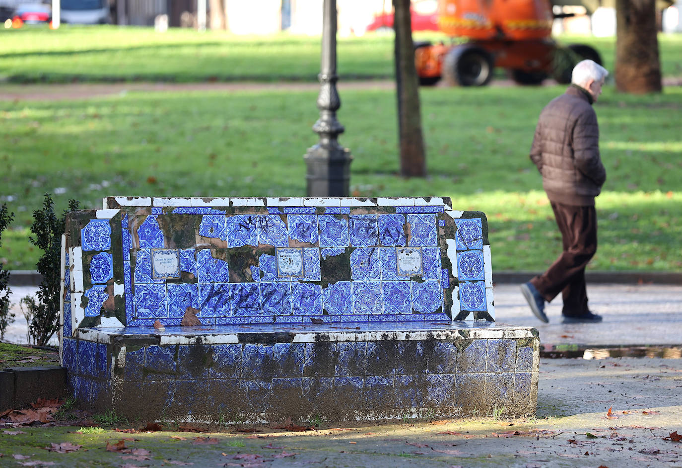 Fotos: el deterioro de los bancos de azulejos de los Jardines de los Patos en Córdoba