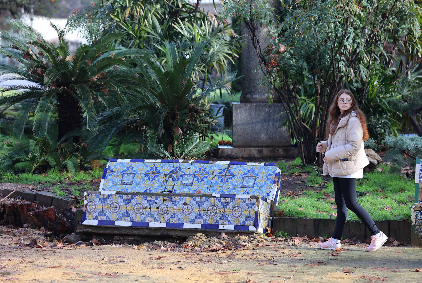 Fotos: el deterioro de los bancos de azulejos de los Jardines de los Patos en Córdoba