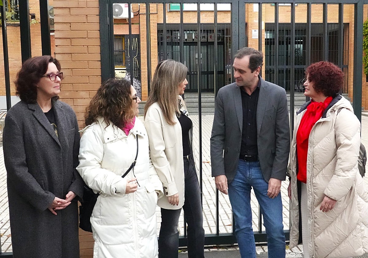 La portavoz del PSOE-A, María Márquez, en el IES Llanes