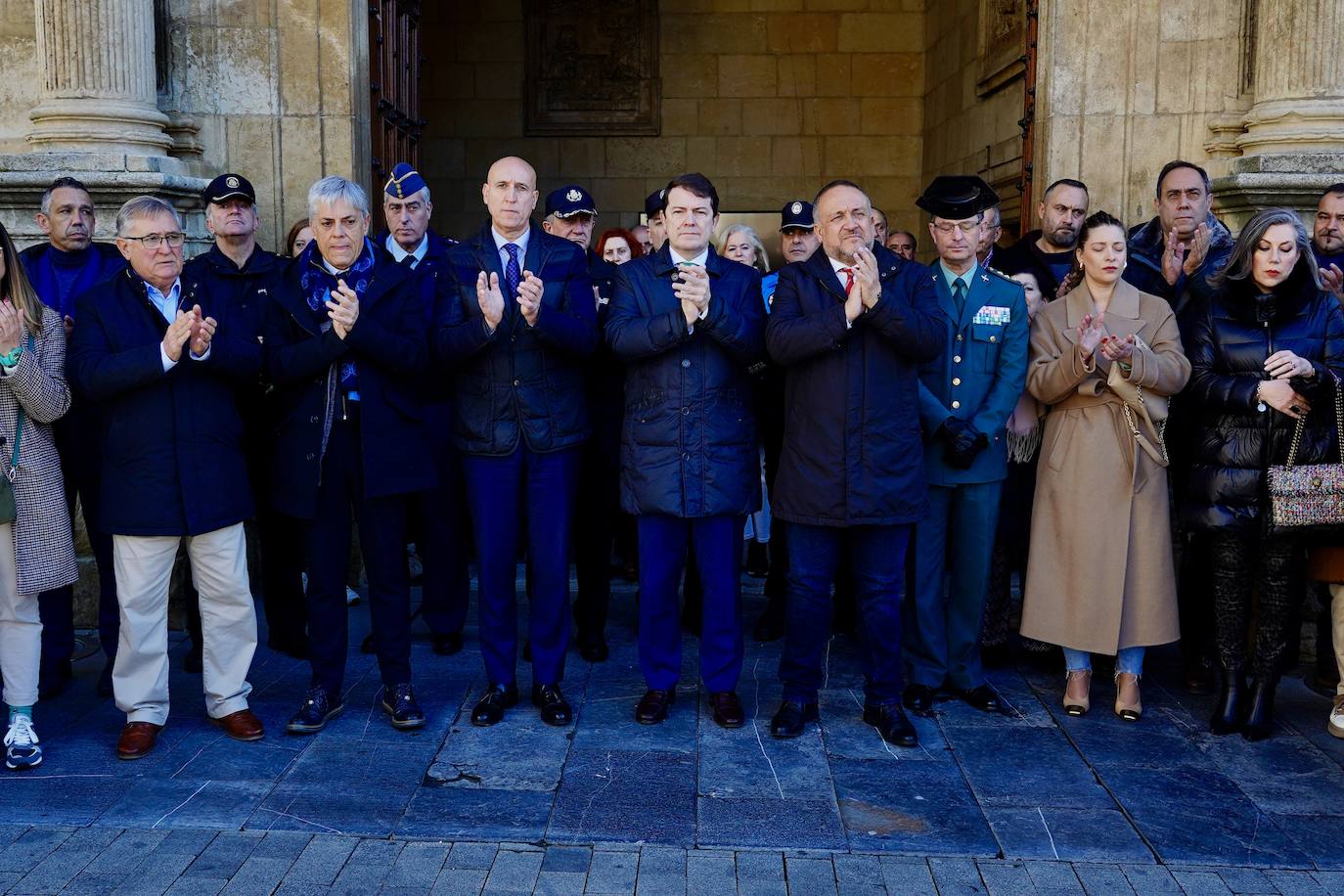 Mañueco ha participado en el minuto de silencio convocado en León por los dos guardias civiles asesinados en Barbate