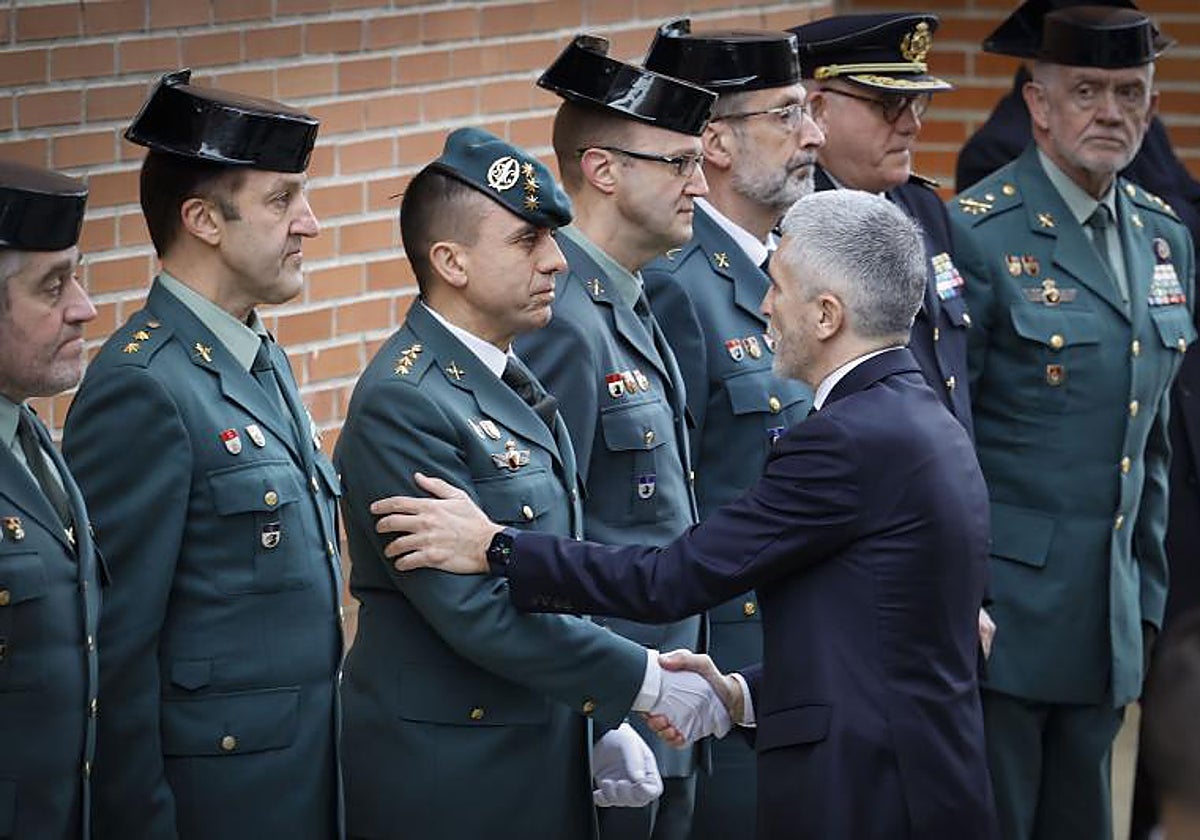 El ministro del Interior, Fernando Grande-Marlaska (d), saluda a un guardia civil durante la capilla ardiente de uno de los guardias civiles fallecidos en Barbate