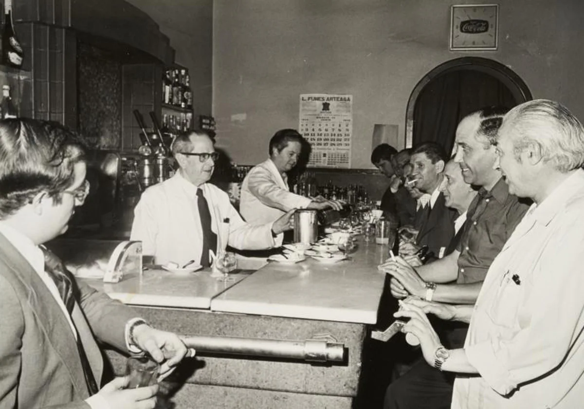 Barra repleta de un bar en Serrano en los años 70