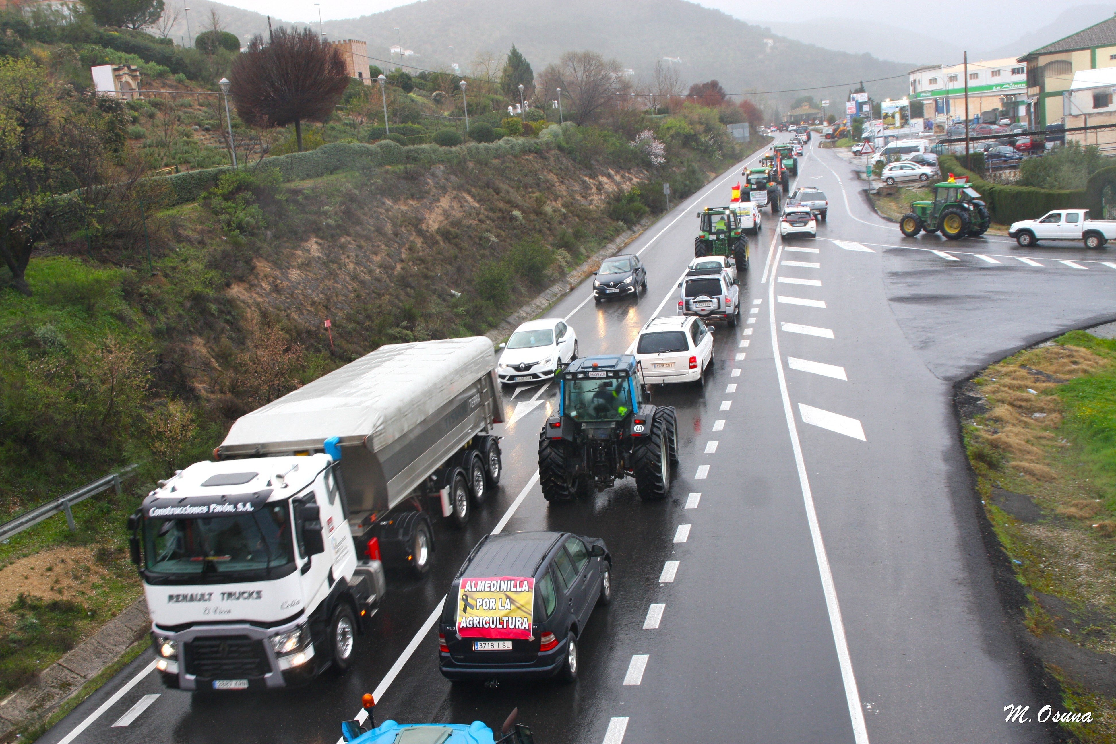 Fotos: una nueva tractorada de protesta corta carreteras en la Subbética