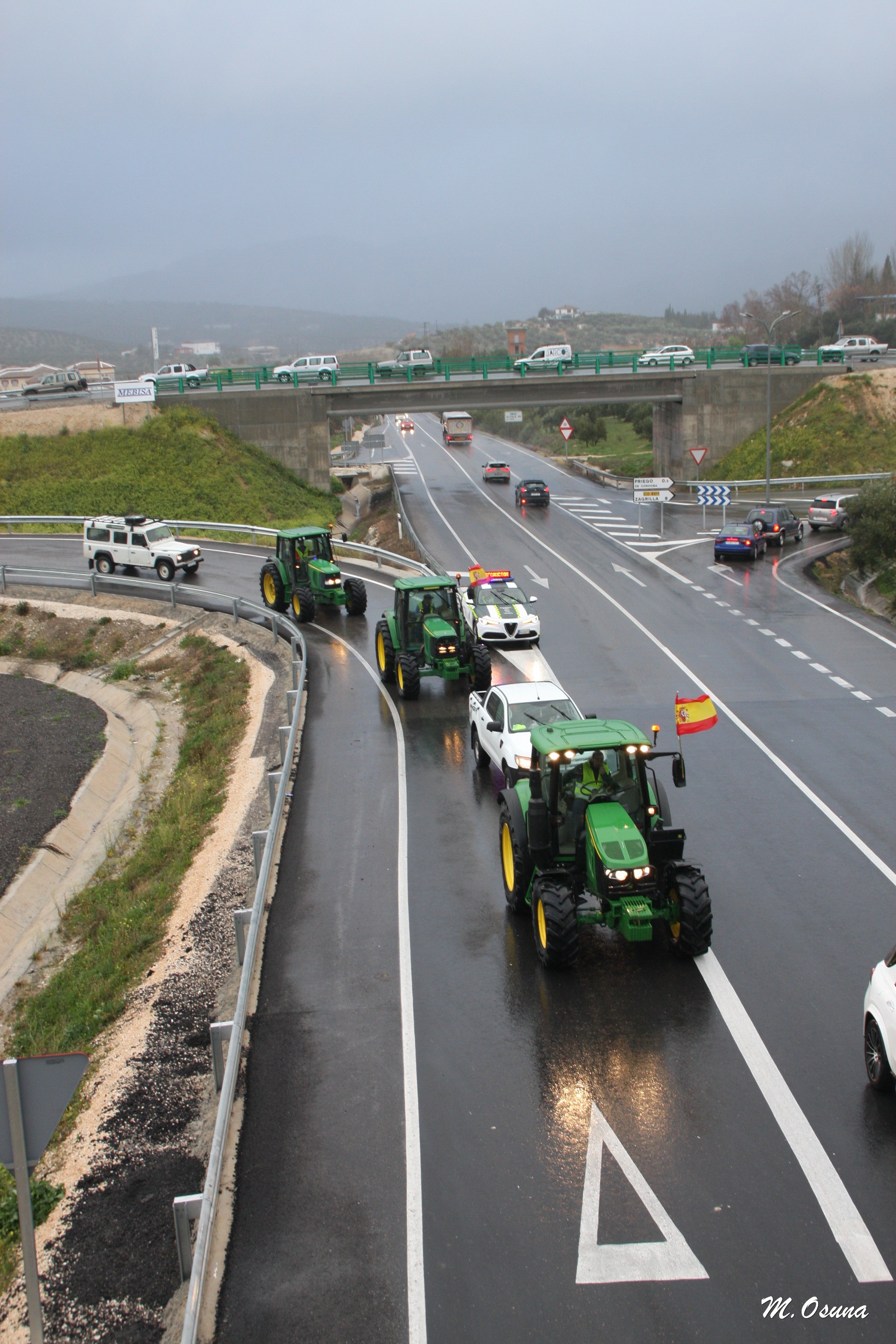 Fotos: una nueva tractorada de protesta corta carreteras en la Subbética