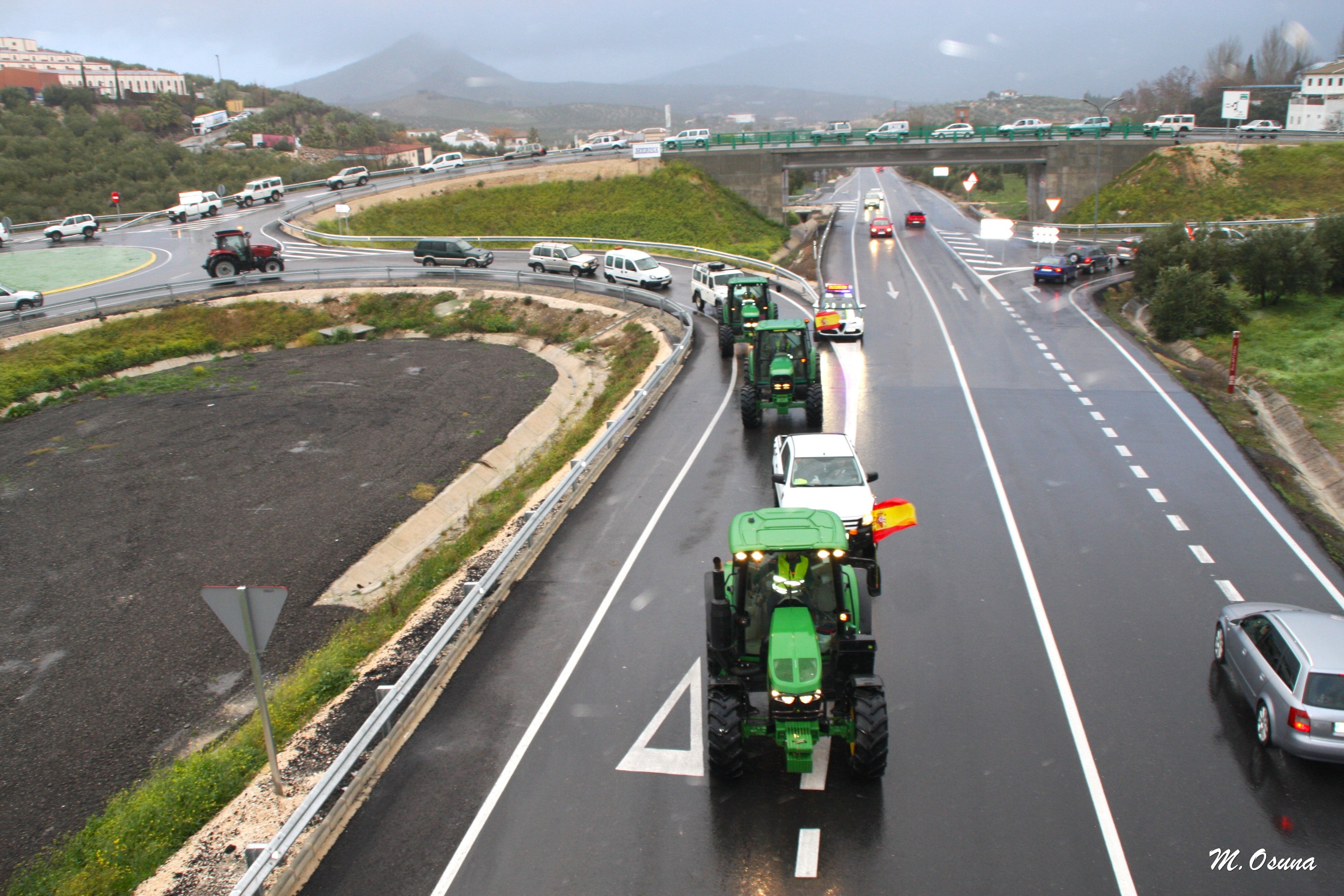 Fotos: una nueva tractorada de protesta corta carreteras en la Subbética