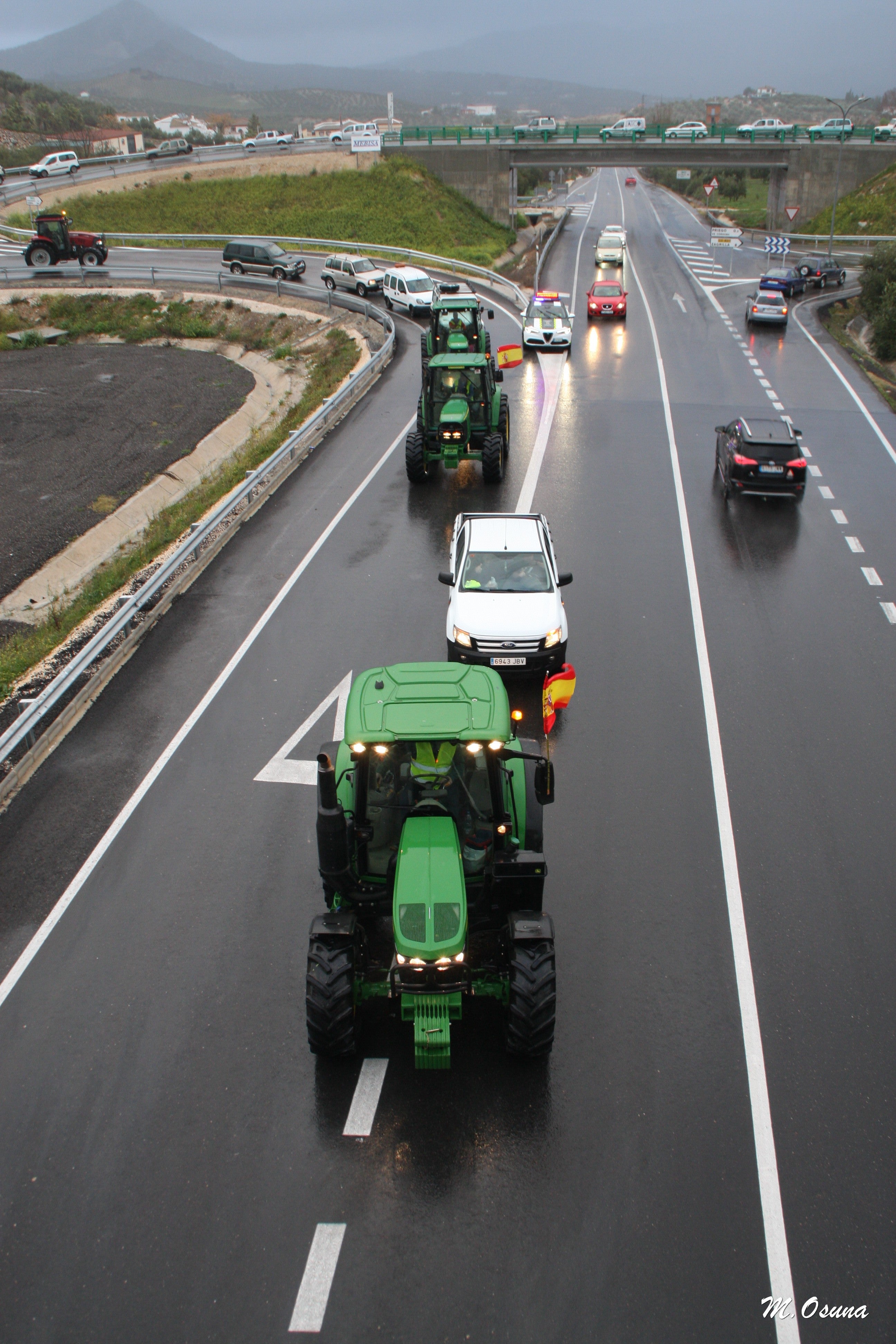 Fotos: una nueva tractorada de protesta corta carreteras en la Subbética