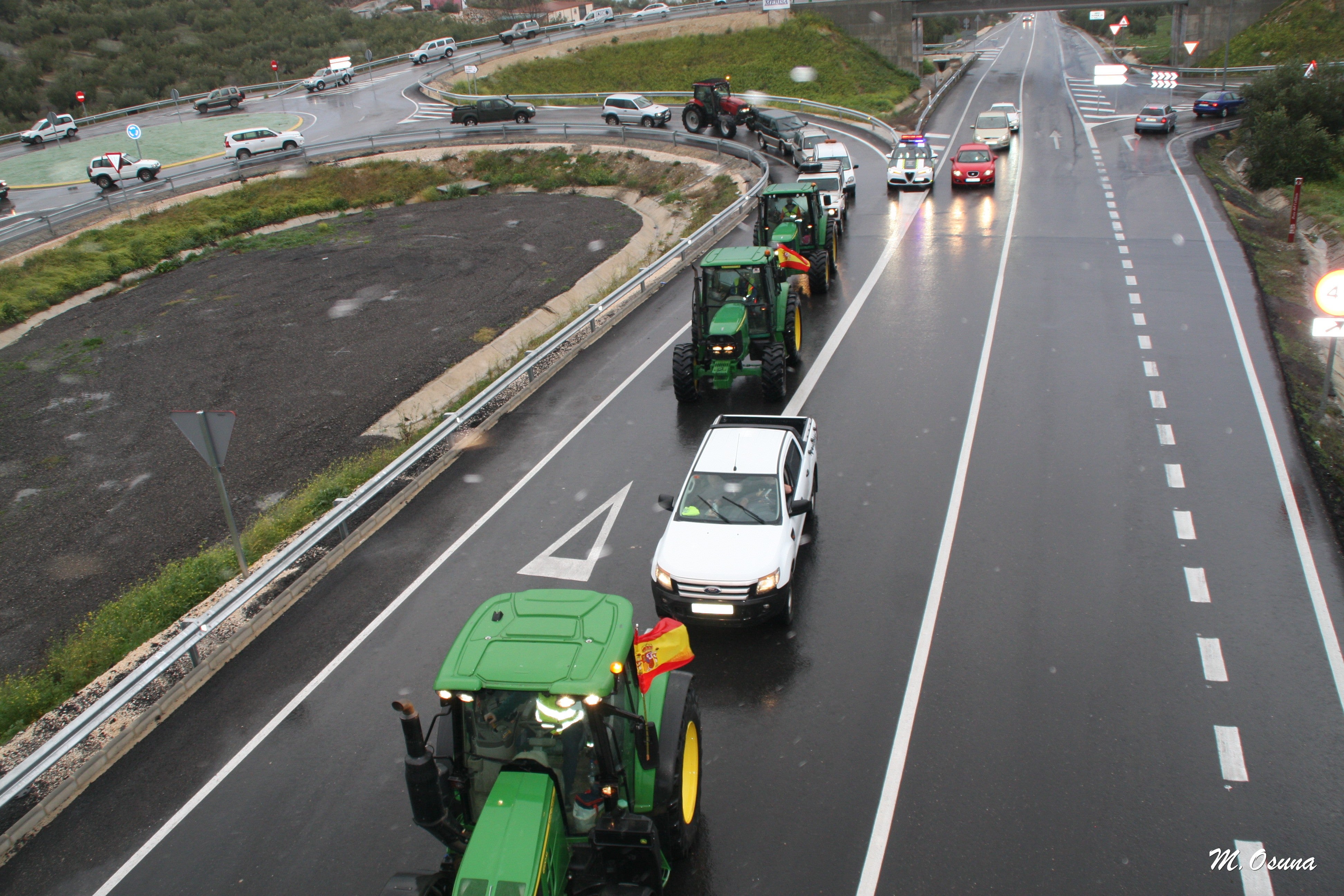 Fotos: una nueva tractorada de protesta corta carreteras en la Subbética