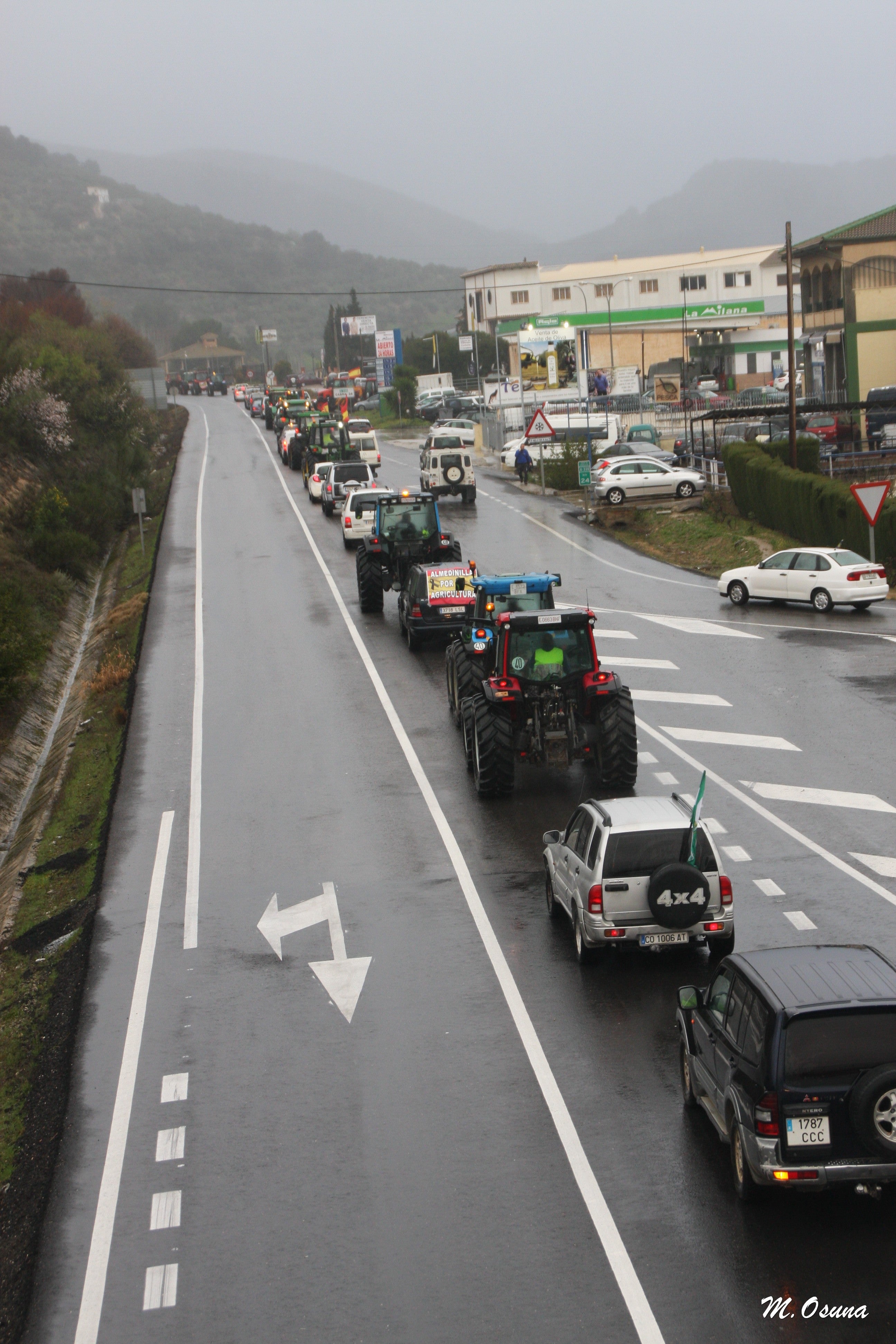 Fotos: una nueva tractorada de protesta corta carreteras en la Subbética