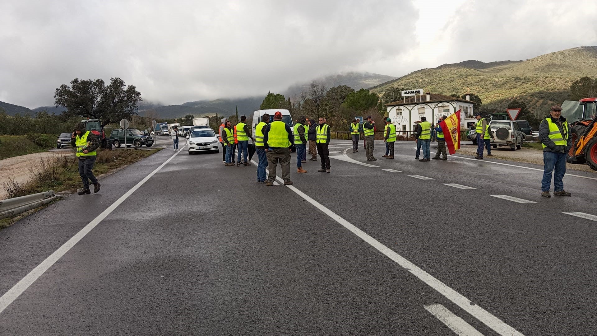 Fotos: una nueva tractorada de protesta corta carreteras en la Subbética