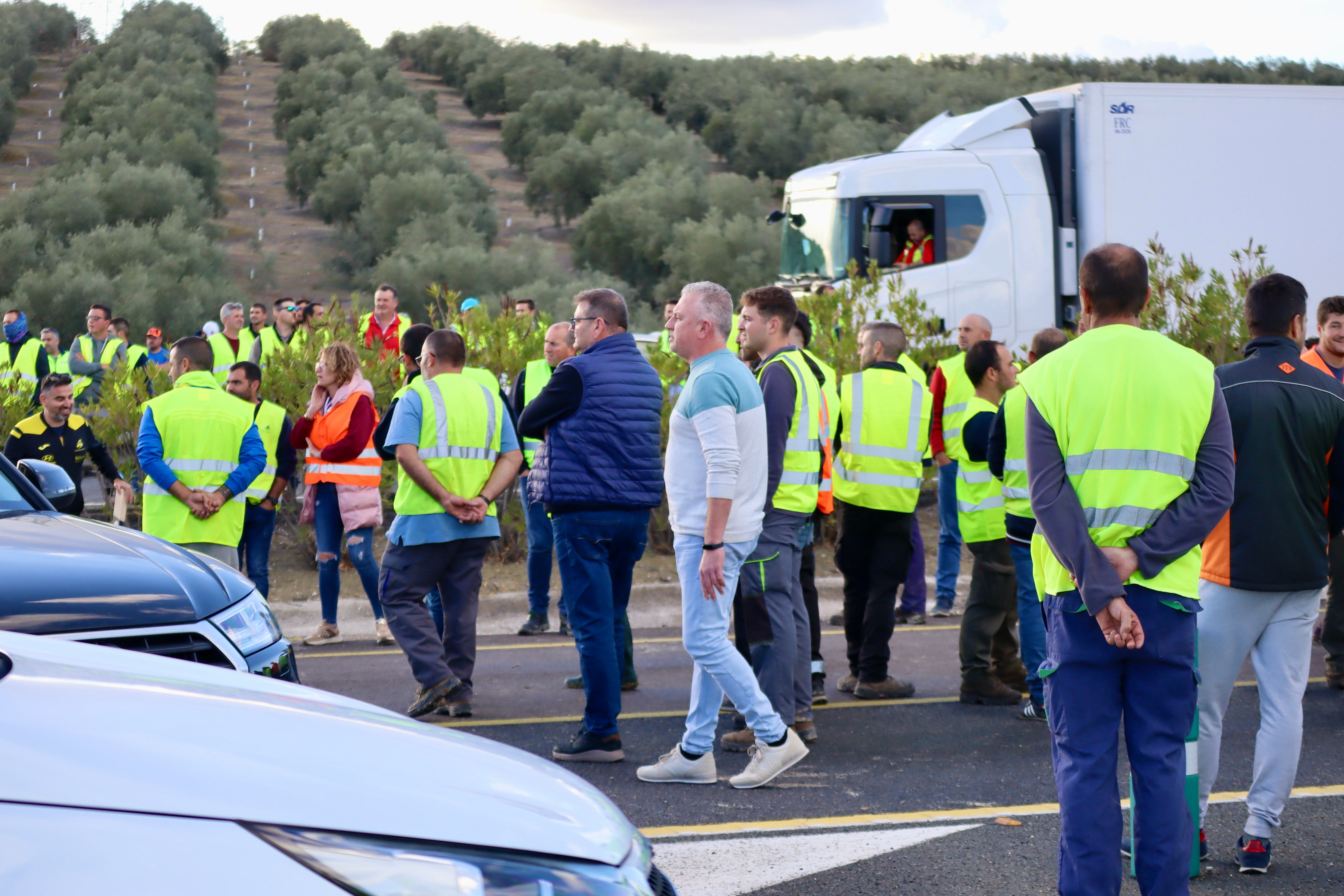 Fotos: una nueva tractorada de protesta corta carreteras en la Subbética