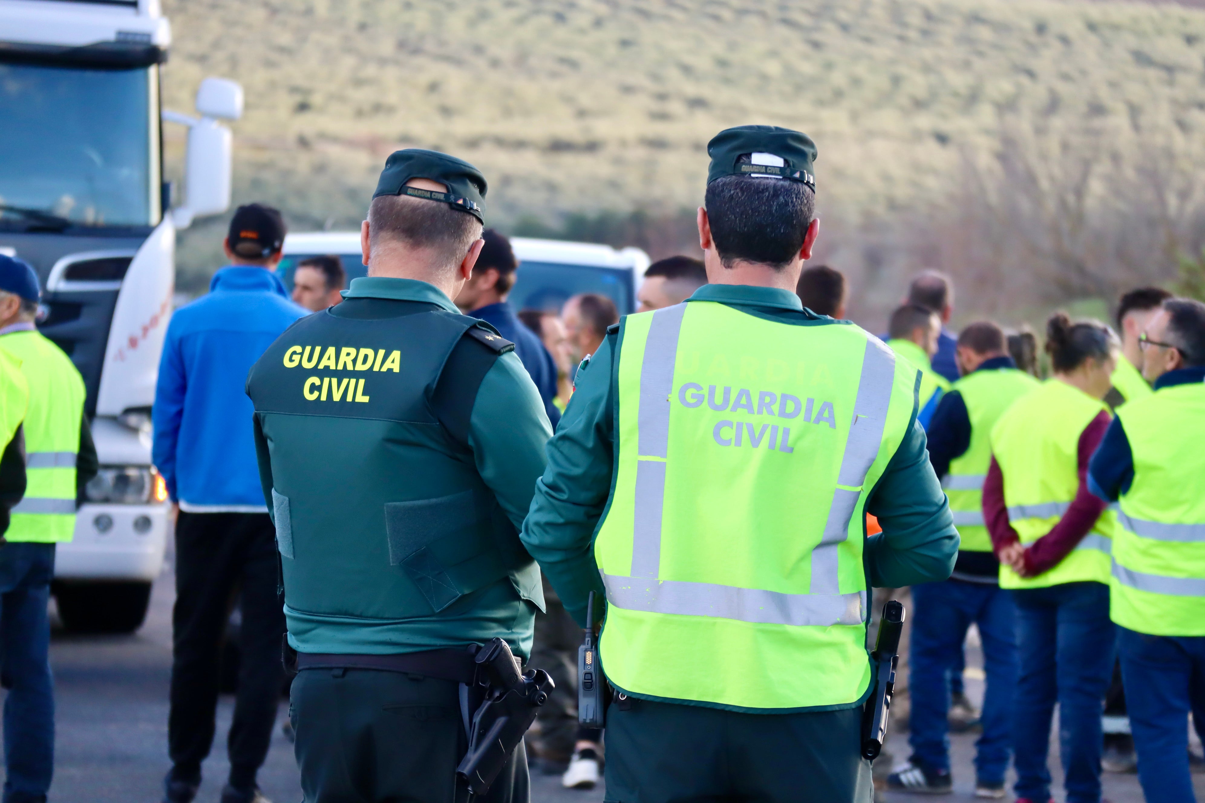 Fotos: una nueva tractorada de protesta corta carreteras en la Subbética