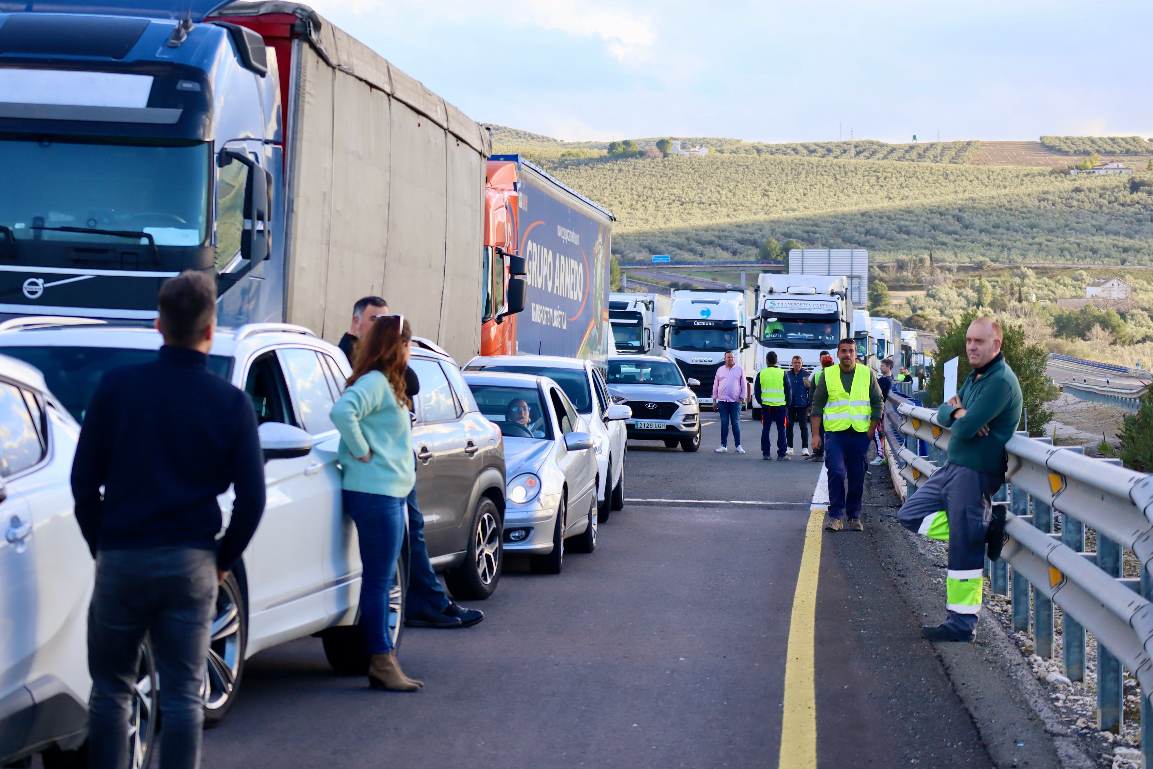 Fotos: una nueva tractorada de protesta corta carreteras en la Subbética