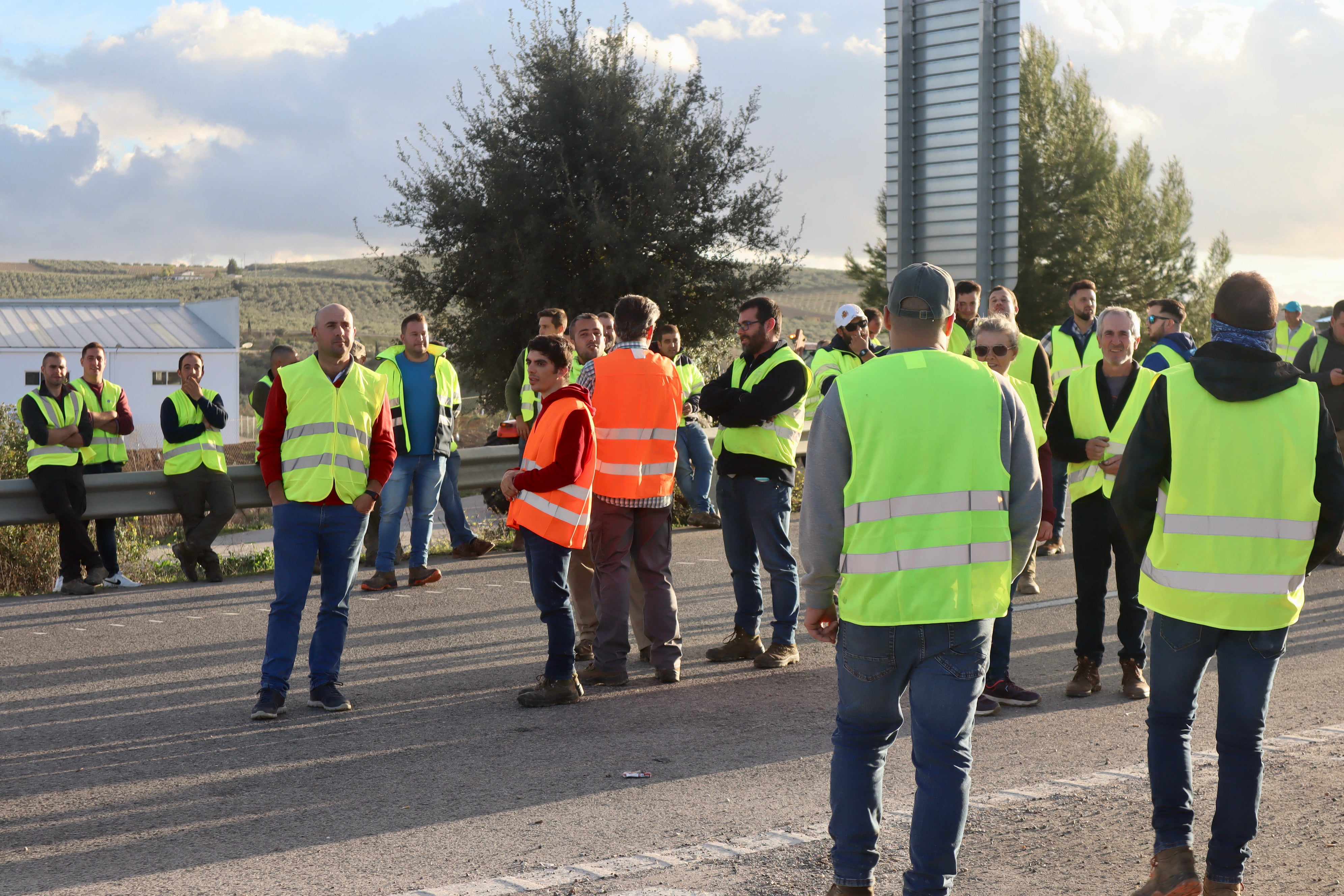 Fotos: una nueva tractorada de protesta corta carreteras en la Subbética