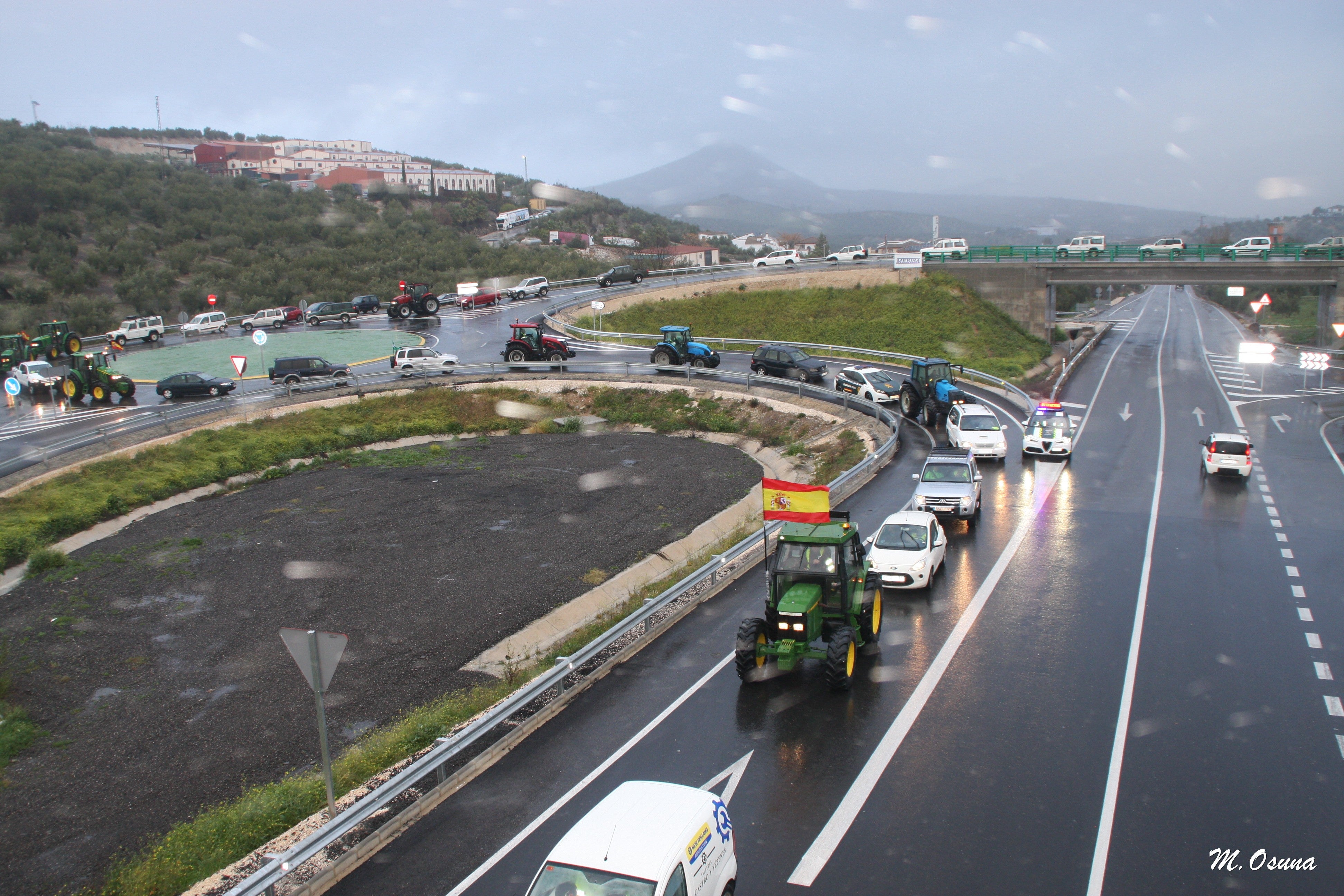 Fotos: una nueva tractorada de protesta corta carreteras en la Subbética